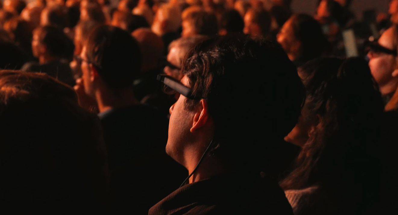 Tulbeys Bluetooth AI slimme bril met meer dan 160 talen, kleurveranderende lenzen, geïntegreerde luidspreker en heldere audio, real-time spraakvertaler bril voor op reis
